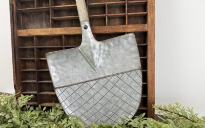 Summer Wreath Using A Galvanized Shovel